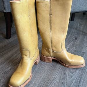 Frye Campus Boot Banana NWOT 9.5